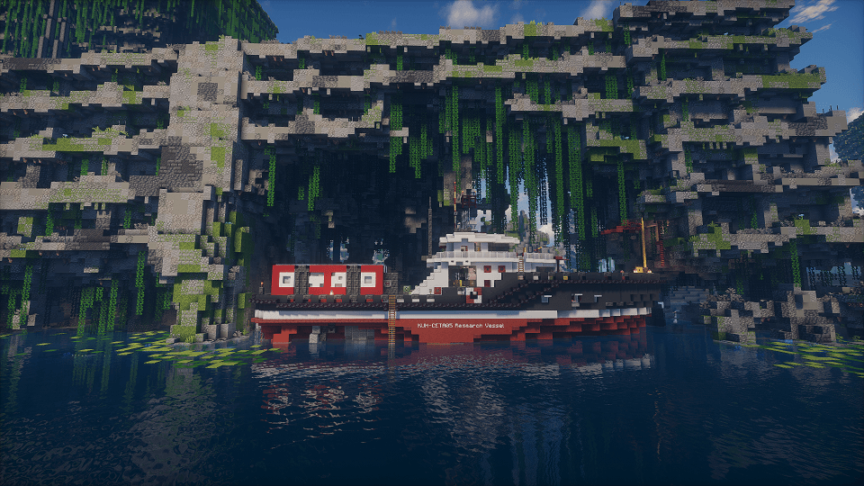 Navire échoué près d’une falaise végétalisée dans la carte Minecraft Tideworn.