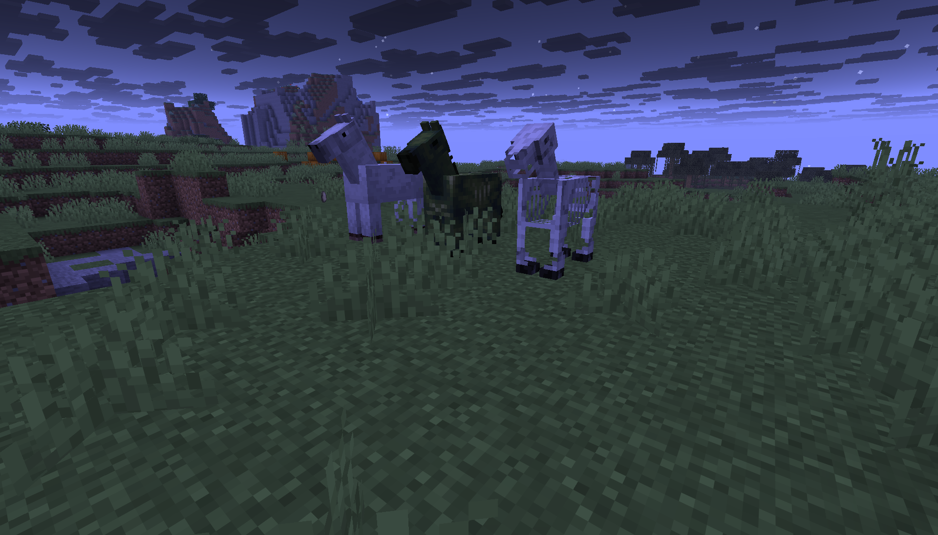 Chevaux zombies montés par des zombies armés de lances dans une plaine de Minecraft la nuit.