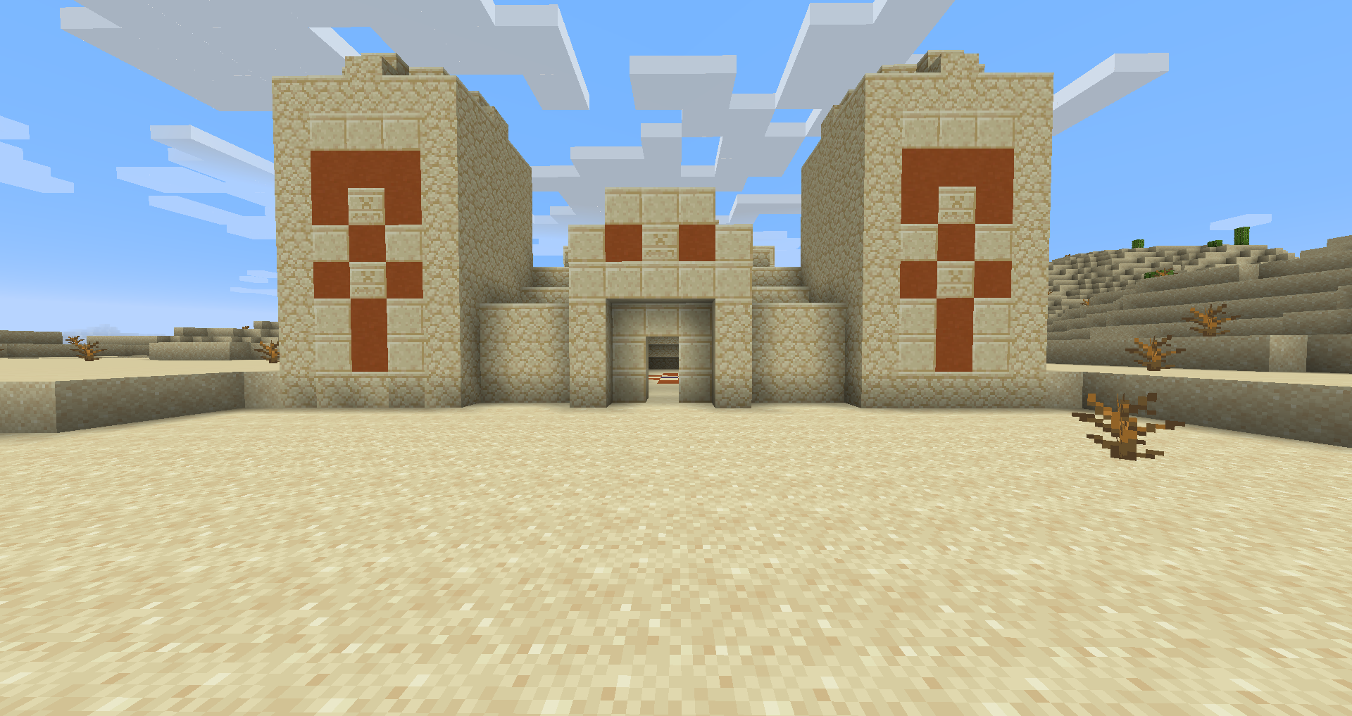 Pyramide du désert dans Minecraft, construite en grès au milieu des dunes.