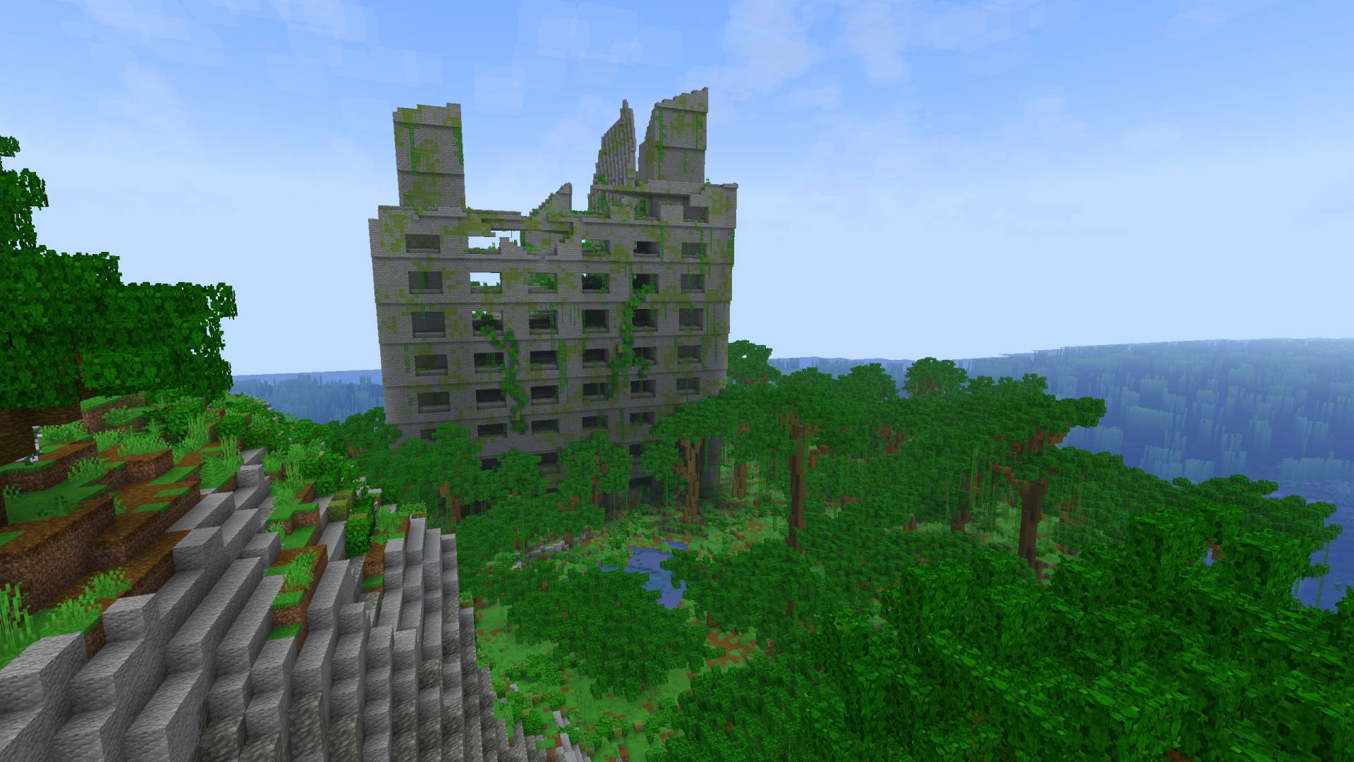 Bâtiment en ruine entouré par une grande forêt dans Minecraft