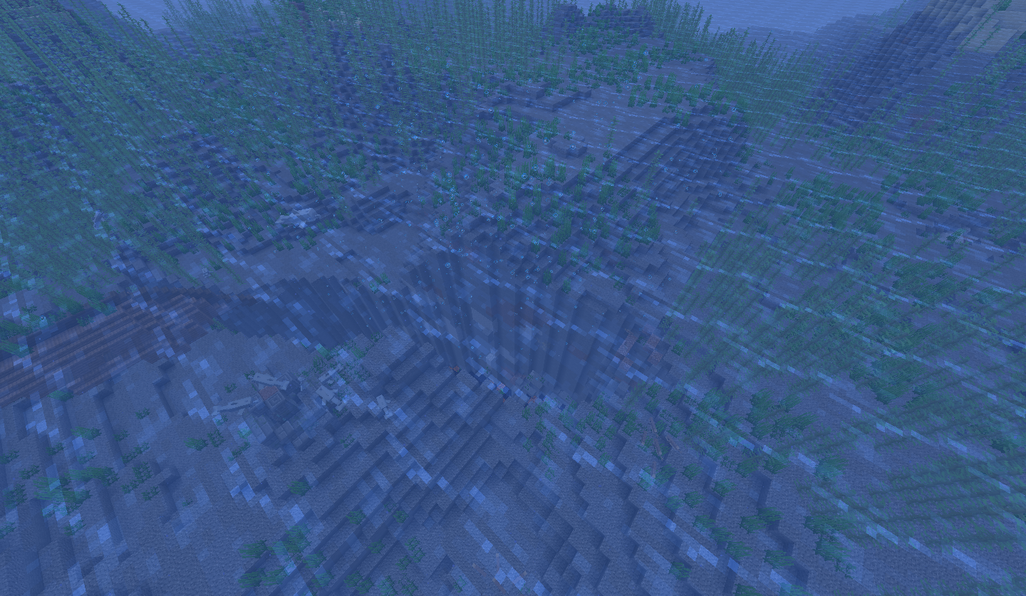 Vue de l’océan de Minecraft avec une grande étendue d’eau et une côte à l’horizon.