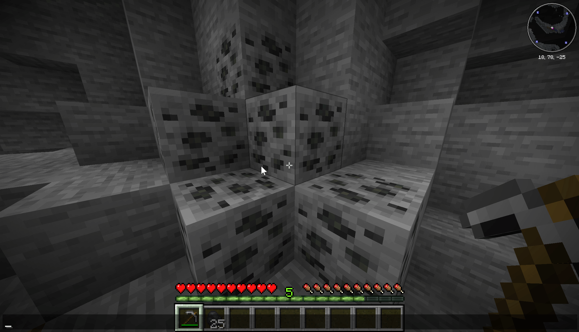 Démonstration de Veinminer dans Minecraft, où plusieurs minerais connectés sont minés après avoir cassé un seul bloc