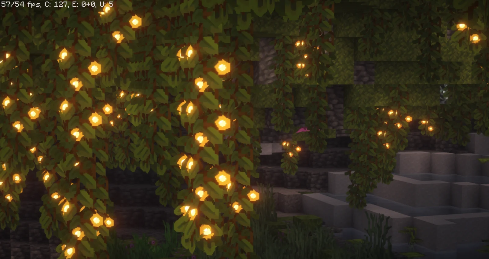 Baies lumineuses de Smooth Craft Baies lumineuses suspendues dans une grotte luxuriante avec Smooth Craft