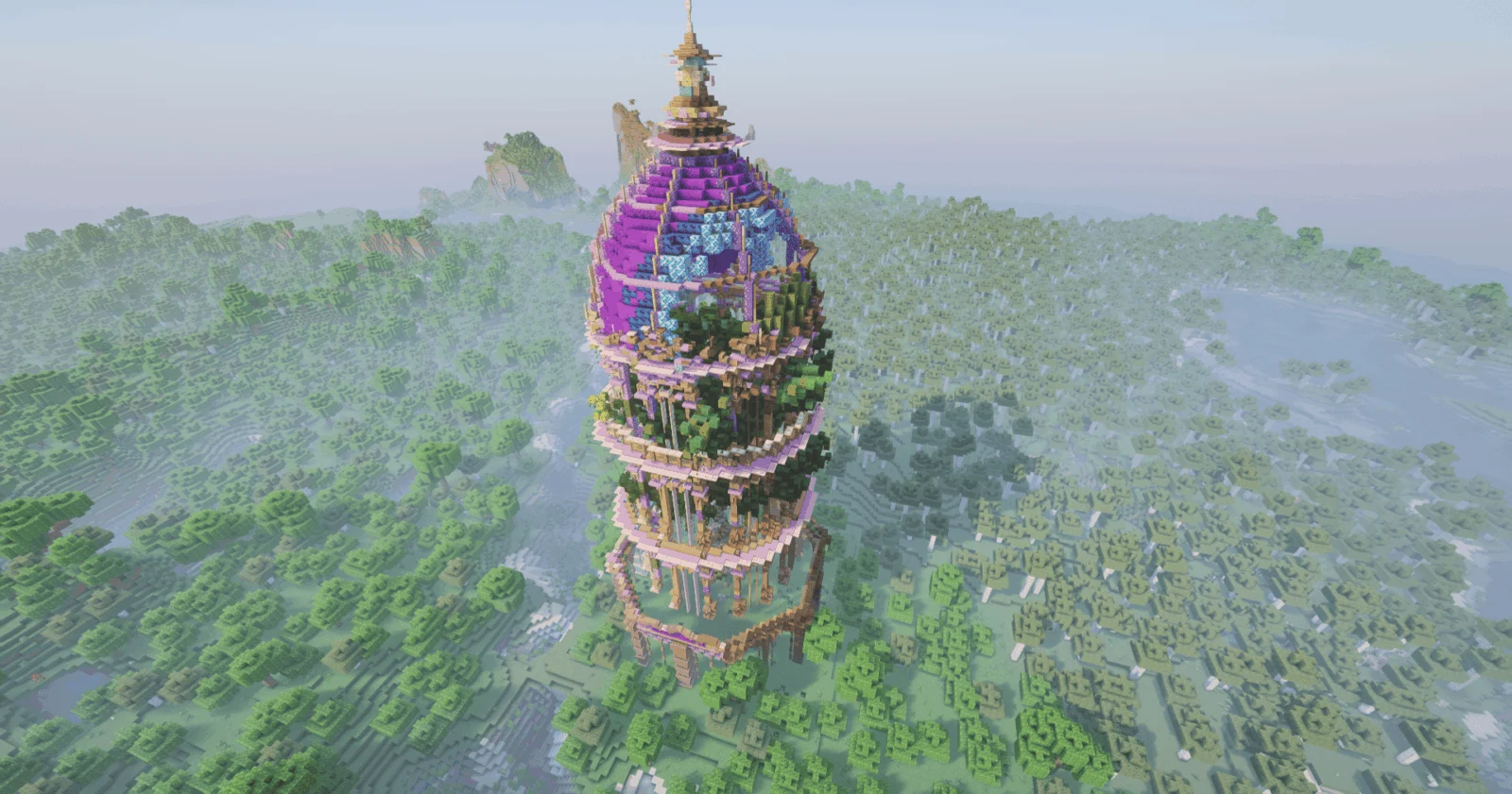 Grande tour violette dans un paysage boise de Minecraft Tour arcanique violette dominant une forêt de conifères dans Much More Dungeons
